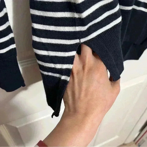 GAP Navy and white V-neck lightweight long sleeve Sweater | size XS - Picture 6 of 6